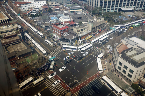 윤석열 대통령 탄핵심판 선고일이 4일로 발표된 1일 서울 종로구 헌법재판소 앞과 안국역 일대에 경찰차벽이 설치돼 있다. 2025.4.1. 연합뉴스