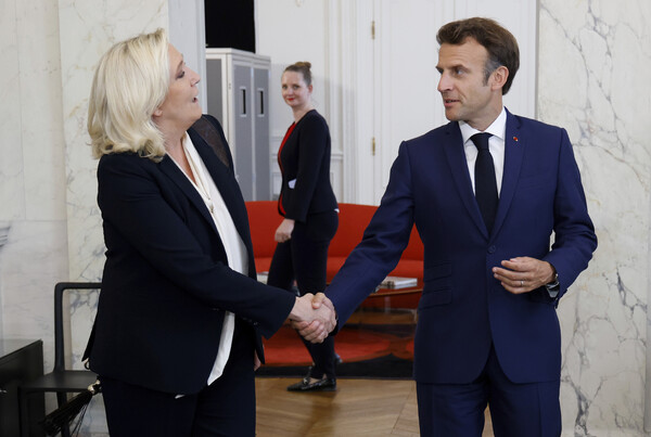 마린 르펜 프랑스 국민연합(RN) 대표가 2012년 대선 뒤 엘리제궁을 방문해 에마뉘엘 마크롱 대통령과 악수하고 있다. 2022.6.21. [AP 자료사진] 연합뉴스 