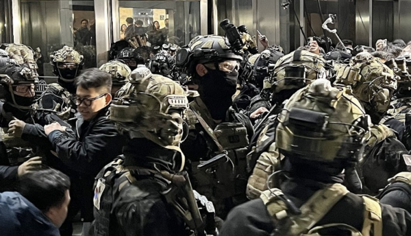 12.3 비상계엄 당시 국회를 침탈한 계엄군이 시민, 의원실 보좌관들과 충돌하고 있는 모습. 연합뉴스