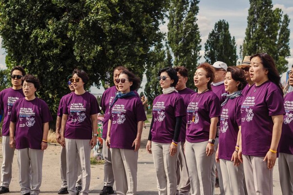 지난해 7월에 베를린장벽에서 종합예술단 봄날이 우리나라의 평화와 통일을 노래한 장면. 2025.4.2. 종합예술단 봄날 제공