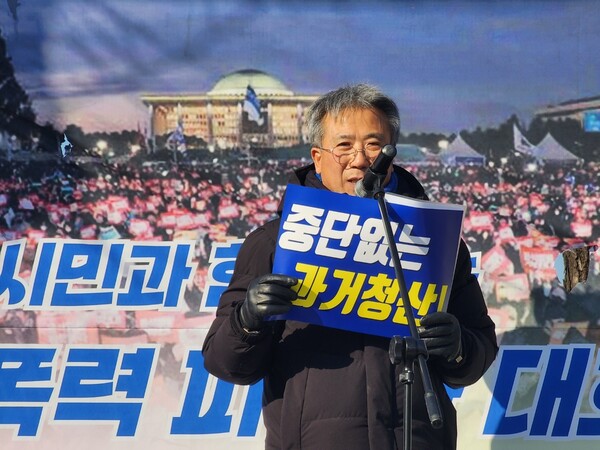 집회에서 발언하는 제주 4.3범국민위원회 백경진 이사장.