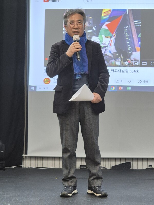 제주 4.3 의 진실을 알리는 강의를 하고 있는 백경진 이사장.