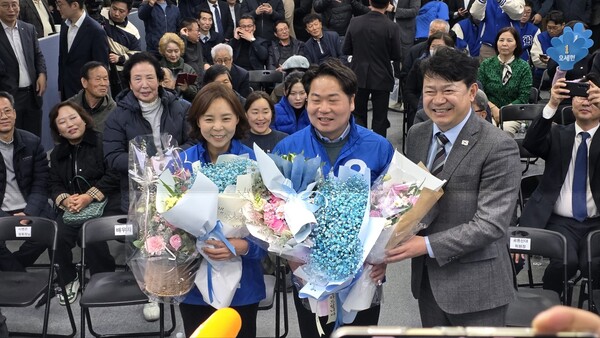 축하받는 오세현 후보(중앙). 2025.4.3. 연합뉴스