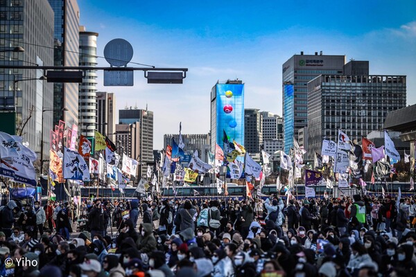 29일 오후 서올 종로구 경복궁 동십자각 앞에서 열린 '윤석열 즉각퇴진·사회대개혁 17차 범시민대행진'에 참가한 시민들이 구호를 외치고 있다. 2025.3.29. 사진 이호 작가