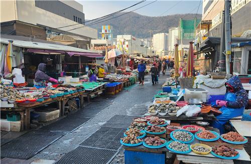 설 명절을 2주가량 앞둔 14일 한가한 부산 중구 자갈치시장. 2025.1.14. 연합뉴스