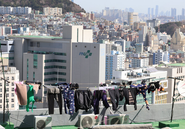 완연한 봄 날씨를 보인 14일 부산 서구 아미동 산복도로변의 한 주택 옥상 빨래건조대에 빨래가 널려 있다, 2025.3.14. 연합뉴스