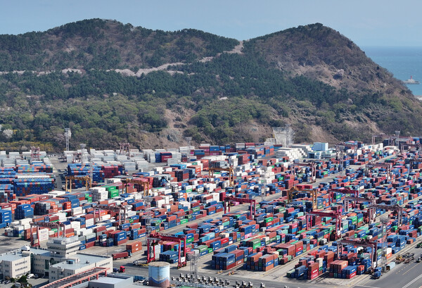 3일 오후 부산항 부두에 컨테이너가 쌓여 있다. 미국 정부가 2일(현지시간) 한국에서 생산돼 미국으로 수입되는 모든 제품에 25%의 상호관세를 부과한다고 공식 발표했다. 한국은 미국의 상호 관세 부과로 한미 자유무역협정(FTA)이 사실상 백지화 되면서 미국과 새로운 통상 협정을 체결해야 되는 상황에 놓이게 됐다. 2025.4.3. 연합뉴스