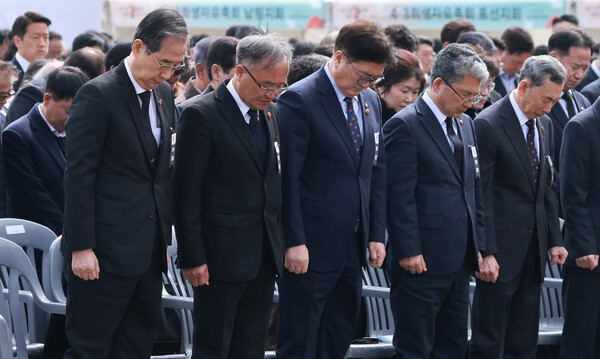 한덕수 대통령 권한대행 국무총리가 3일 제주특별자치도 4·3 평화공원에서 열린 '77주년 4·3 희생자 추념식'에서 묵념하고 있다. 왼쪽부터 한 권한대행, 김창범 제주 4.3 희생자 유족회장, 우원식 국회의장. 2025.4.3 연합뉴스