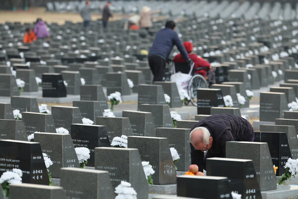 제77주년 제주4·3 희생자 추념일인 3일 오전 제주시 봉개동 제주4·3평화공원 내 행방불명인 표석을 찾은 유족이 희생자의 넋을 기리고 있다. 2025.4.3. 연합뉴스