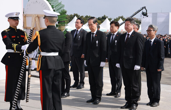 한덕수 대통령 권한대행 국무총리가 3일 제주특별자치도 4·3 평화공원에서 열린 '77주년 4·3 희생자 추념식'에서 정부를 대표해 헌화하고 있다. 2025.4.3. 연합뉴스
