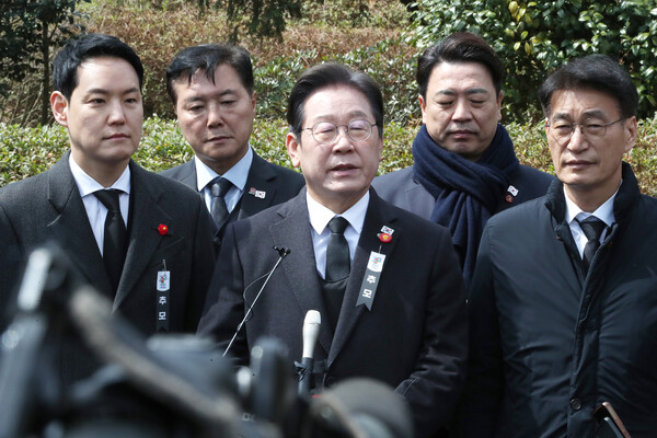 3일 오전 제주시 봉개동 제주4·3평화공원에서 열린 제77주년 제주4·3 희생자 추념식 직후 더불어민주당 이재명 대표가 취재진을 만나 질의응답하고 있다. 2025.4.3 [제주도사진기자회] 연합뉴스