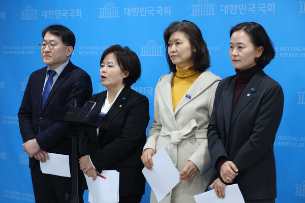 조국혁신당 차규근(왼쪽부터)·정춘생·강경숙·이해민 의원이 31일 서울 여의도 국회 소통관에서 최상목 대통령 권한대행의 두번째 '내란 특검법'에 대한 재의요구권(거부권) 행사를 규탄하는 기자회견을 하고 있다. 2025.1.31. 연합뉴스
