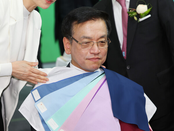 최상목 대통령 권한대행 부총리 겸 기획재정부 장관이 19일 서울 서초구 aT센터에서 열린 2025 대한민국 채용박람회에서 개인 맞춤 색(퍼스널 컬러)을 알아보는 체험을 하고 있다. 2025.3.19 [대통령실통신사진기자단] 연합뉴스