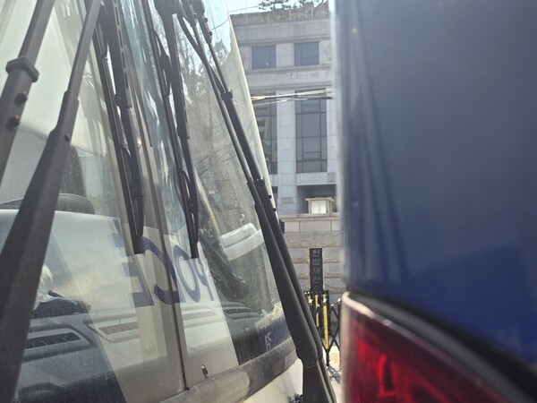 3일 오전 2시 헌법재판소 맞은 편 도로에서 바라본 헌재 정문. 경찰차로 차 벽이 설치돼 있었다. 2025.04.03. 김민주 기자