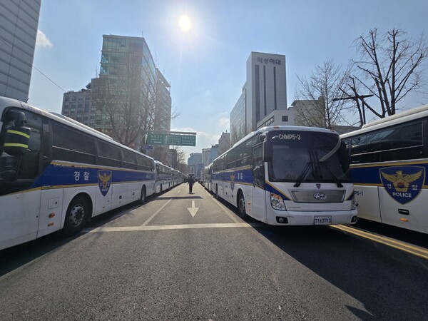 헌법재판소 150m 인근에 설치된 경찰차. 2025.04.03. 김민주 기자