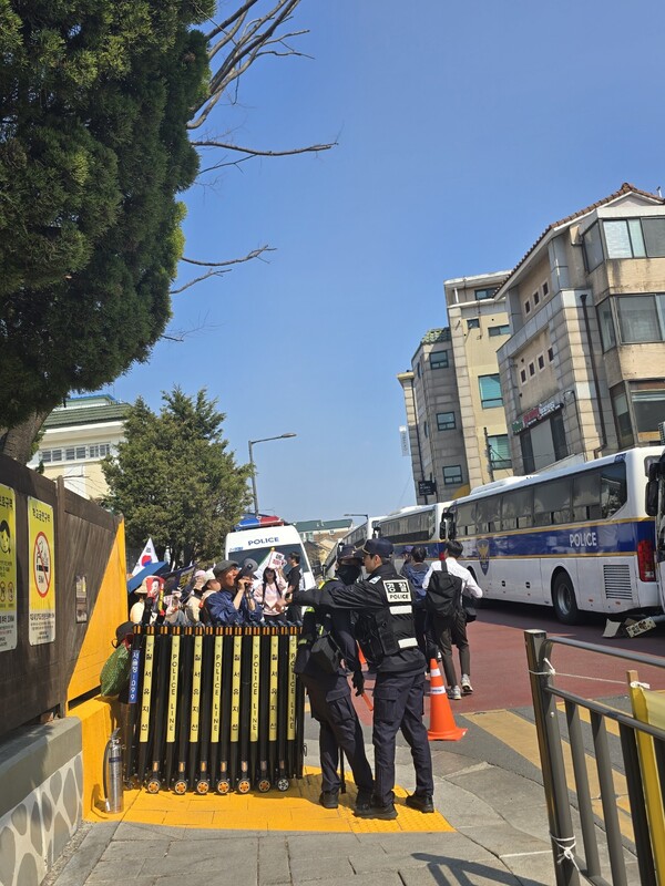 헌법재판소 인근 재동초등학교 정문에서 윤석열 지지자들이 시위를 하고 있었다. 2025.04.03. 김민주 기자