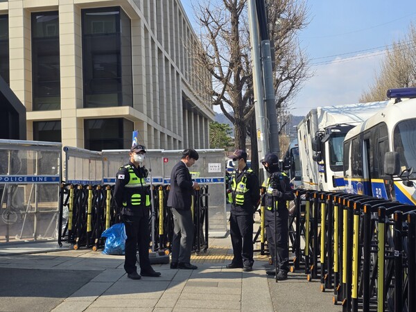 헌법재판소 정문은 경찰의 통제 하에 헌법재판소 직원과 취재진만 들어갈 수 있었다. 2025.04.03. 김민주 기자