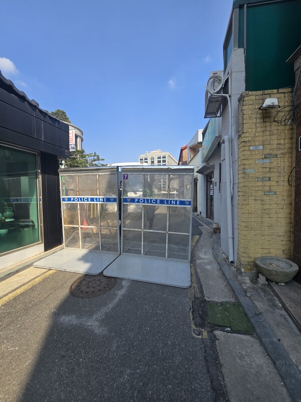 헌법재판소 후문 쪽은 경찰이 봉쇄해했다. 2025.04.03. 김민주 기자