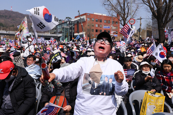 헌법재판소가 윤석열 대통령의 파면을 선고한 4일 서울 용산구 한남동 대통령 관저 인근에서 열린 대한민국바로세우기국민운동본부 탄핵반대 집회에서 한 지지자가 오열하고 있다. 2025.4.4 . 연합뉴스