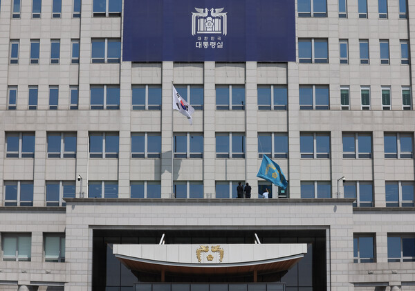 헌법재판소가 윤석열 대통령 파면을 선고한 4일 서울 용산구 대통령실에서 관계자들이 봉황기를 내리고 있다. 2025.4.4 [대통령실통신사진기자단] 연합뉴스