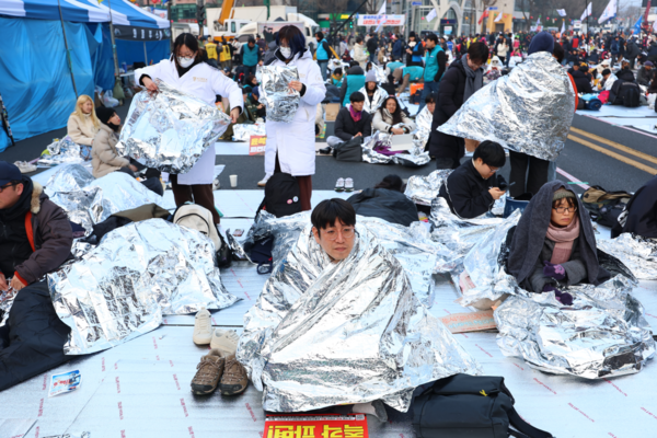 윤석열 대통령 탄핵심판일인 4일 오전 서울 종로구 안국역 인근에서 '윤석열 8대0 파면을 위한 끝장 대회' 참가자들이 거리에서 아침을 맞이하고 있다. 2025.4.4. 연합뉴스