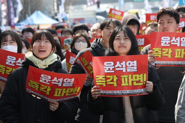 윤석열 대통령의 탄핵 심판 선고기일인 4일 서울 용산구 한남동 대통령 관저 인근에서 탄핵 찬성 집회가 열리고 있다. 2025.4.4. 연합뉴스