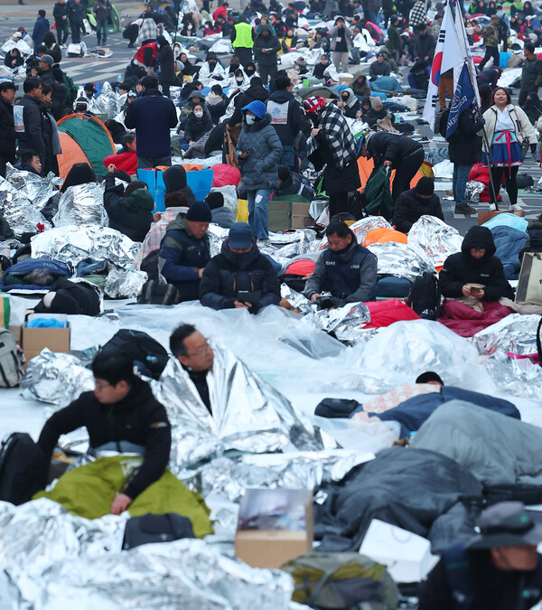 윤석열 대통령 탄핵심판일인 4일 오전 서울 종로구 안국역 인근에서 '윤석열 8대0 파면을 위한 끝장 대회' 참가자들이 거리에서 아침을 맞이하고 있다. 2025.4.4. 연합뉴스