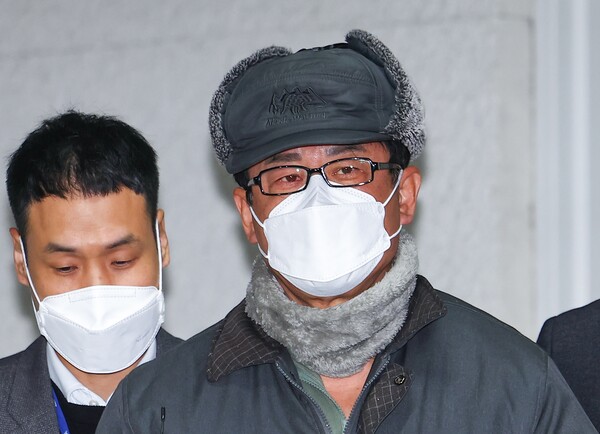 '12·3 비상계엄' 기획에 관여한 혐의로 구속된 노상원 전 국군정보사령관이 24일 오전 서울 은평구 서울서부경찰서에서 검찰로 송치되고 있다. 2024.12.24 연합뉴스.