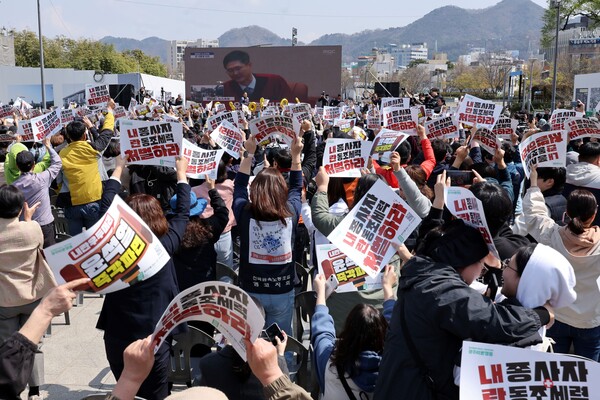 헌법재판소가 윤석열 대통령 파면을 선고한 4일 오전 광주 동구 5·18민주광장에서 생방송으로 탄핵심판 선고를 지켜본 시민들이 기뻐하고 있다. 2025.4.4. 연합뉴스