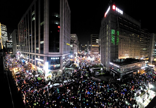 비상계엄 후폭풍이 계속되고 있는 11일 오후 서울 여의도 국회 앞에서 열린 윤석열 대통령 탄핵 촉구 촛불 집회에 참석한 시민들이 국민의힘 당사까지 행진해 둘러싸고 있다. 2024.12.11. 연합뉴스