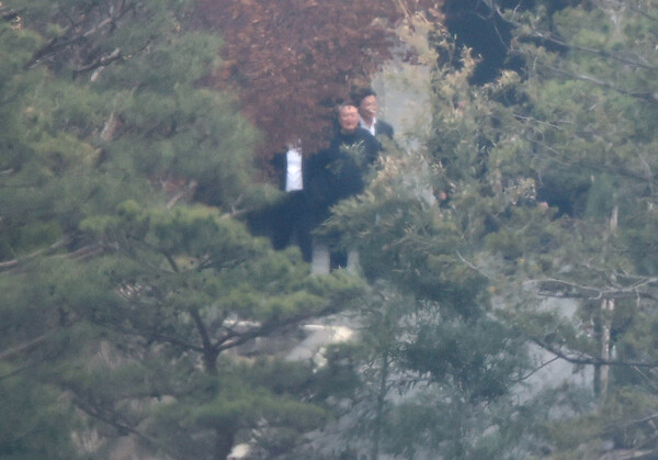 헌법재판소가 4일 윤석열 대통령의 파면을 선고했다. 사진은 지난 2일 서울 용산구 한남동 관저에서 산책하는 윤석열. 2025.4.4. 연합뉴스