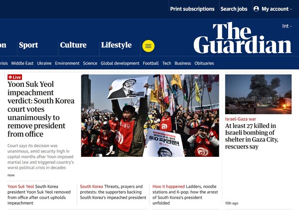 4일 헌재의 윤석열 파면 선고 소식이 전해진 순간 환호하는 서울거리의 시민들.   가디언 4월 4일 