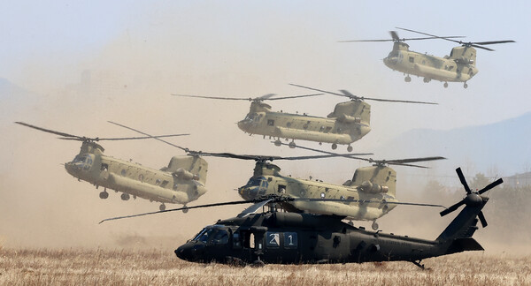  19일 인천 서구 장도 훈련장에서 실시된 '한미 연합 공중기동 훈련'에서 CH-47 치누크 헬기들이 훈련장에 착륙하고 있다. 이날 훈련에는 UH-60 블랙호크, CH-47 치누크 등 헬기 16대가 참여했다. 2025.3.19. 연합뉴스