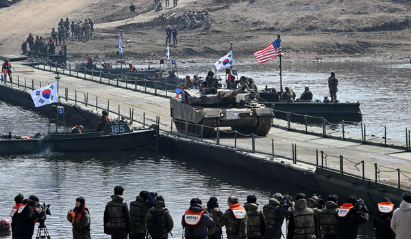 20일 경기 연천군 임진강 일대 석은소 훈련장에서 열린 한미 연합 제병협동 도하훈련에서 K1E1전차가 연합부교를 건너고 있다. 2025.3.20. 연합뉴스 