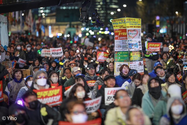 4일 저녁 서울 시청 인근에서 열린 윤석열 파면 축하 집회에 참가한 시민들이 '민주정부 건설하자' 등의 구호가 적힌 팻말을 들어보이고 있다. 2025. 4. 4 사진 이 호 작가 