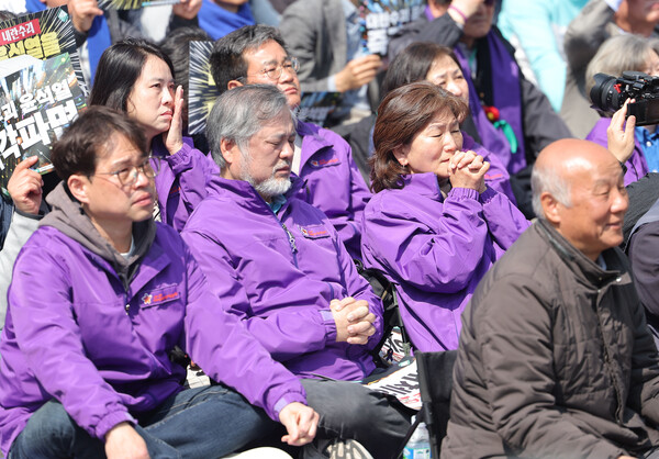 윤석열 대통령 탄핵심판 선고일인 4일 이태원 참사 유가족들이 서울 종로구 안국동 일대에서 열린 윤석열 대통령 탄핵 찬성 집회에서 TV 생중계를 보며 기도하고 있다. 2025.4.4. 연합뉴스