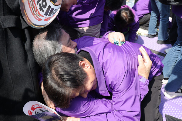 헌법재판소가 윤석열 전 대통령 탄핵 사건에 대해 인용을 선고한 4일 서울 종로구 안국동 일대에서 이태원 참사 유가족들이 기뻐하고 있다. 2025.4.4. 연합뉴스