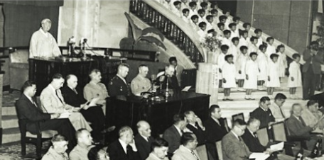 1948년 5월 31일 서울 중앙청(옛 조선총독부 청사)에서 열린 제헌국회 개원식. 이승만 초대 국회의장이 개회사에서 하나님에게 기도하고 있다.