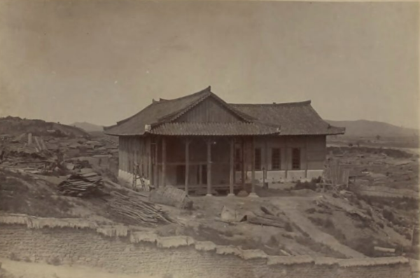 토머스 목사의 순교 사연을 담고 있는 평양 장대현교회(널다리골교회)의 건축 당시 모습.