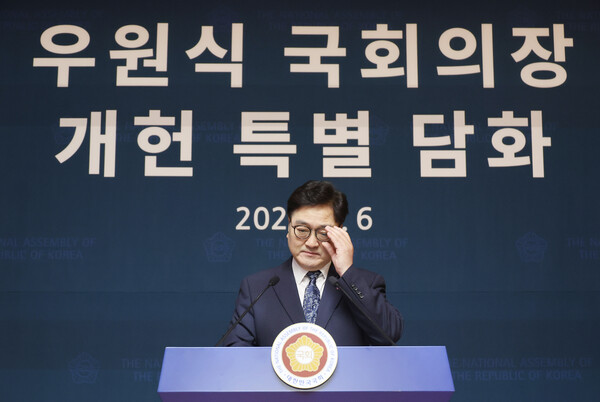 우원식 국회의장이 6일 서울 여의도 국회 사랑재에서 개헌 관련 기자회견을 하기 앞서 안경을 고쳐쓰고 있다. 2025.4.6 연합뉴스