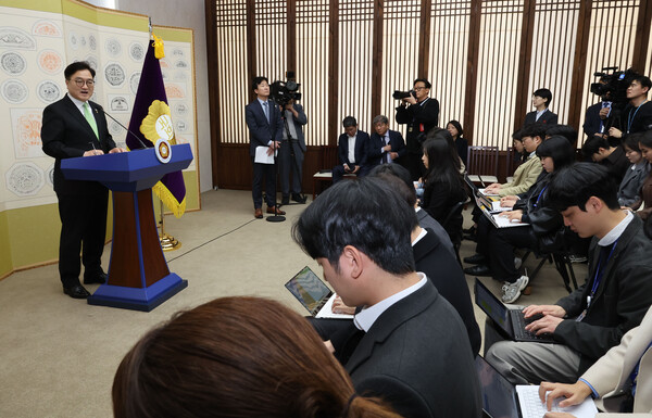 ​우원식 국회의장이 6일 서울 여의도 국회 사랑재에서 개헌 관련 기자회견을 하고 있다. 2025.4.6 연합뉴스​