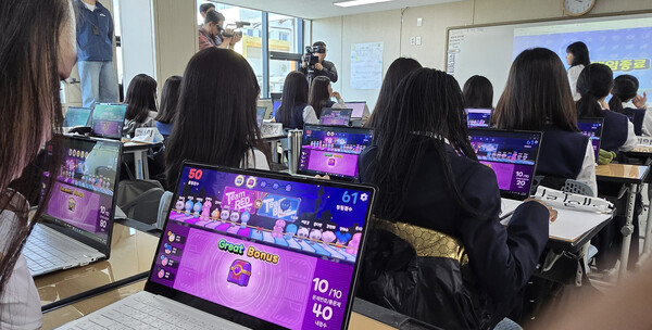 8일 오전 제주 한림여중 1학년 3반 교실에서 인공지능디지털교과서(AIDT)를 활용한 수학 수업 중 게임 방식의 수업이 진행되고 있다. 2025.4.8. 연합뉴스