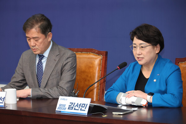 조국혁신당 김선민 당 대표 권한대행이 6일 서울 여의도 국회에서 열린 대선 관련 기자간담회에서 발언하고 있다. 2025.4.6 연합뉴스