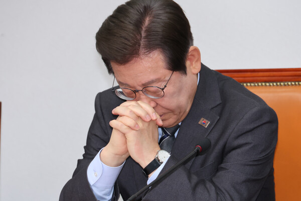 더불어민주당 이재명 대표가 7일 서울 여의도 국회에서 열린 최고위원회의에서 최고위원들의 발언을 들으며 잠시 생각에 잠겨 있다. 2025.4.7 연합뉴스