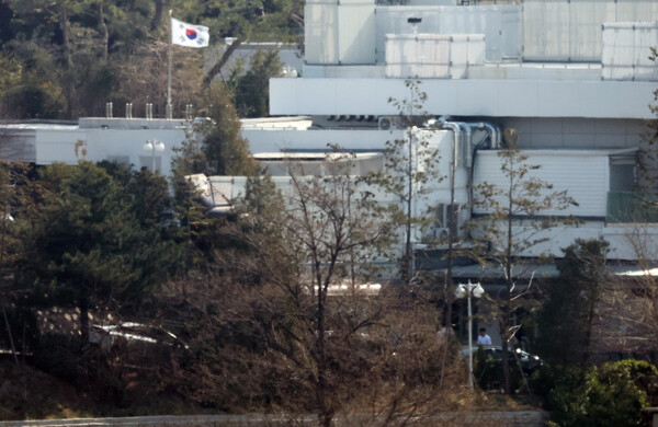 윤석열 전 대통령이 이번주 관저에서 퇴거할 거라는 관측이 나오고 있는 가운데 7일 서울 용산구 한남동 관저에서 사람들이 분주하게 이동하고 있다. 2025.4.7. 연합뉴스