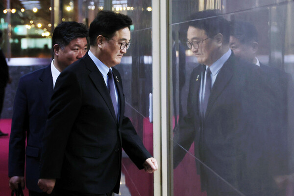 대선·개헌 '동시투표론'이 난관에 부딪힌 가운데 우원식 국회의장이 8일 서울 여의도 국회 의장집무실로 출근하고 있다. 2025.4.8. 연합뉴스