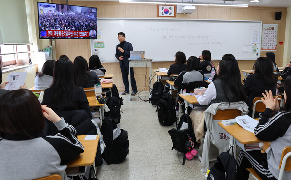 윤석열 대통령 탄핵심판 선고일인 4일 인천 안남 고등학교에서 학생들이 TV로 생중계되는 탄핵심판 선고를 지켜보고 있다. 2025.4.4. 연합뉴스