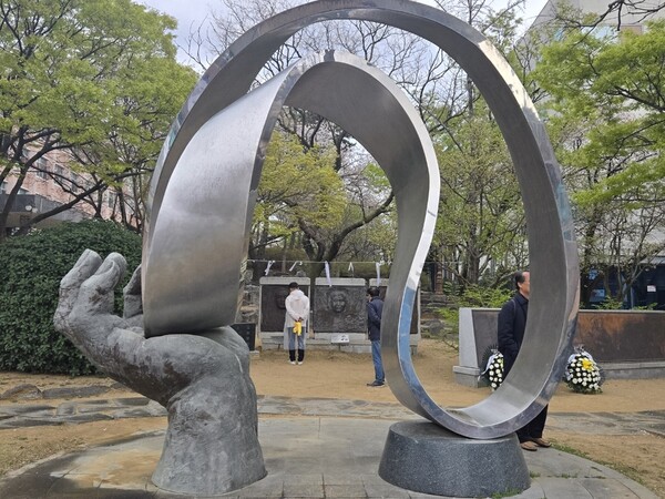 경북대 사회과학대 교정에 조성된 여정남공원의 뫼비우스띠를 형상한 조형물. 사진제공 신완섭