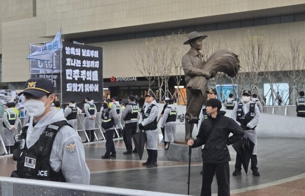 동대구역 광장에 들어선 박정희 동상. 홍준표 대구시장이 광장 사용권한도 없이 세웠다 해서 대구 민주시민들은 동상이 박정희가 아니라 홍 시장을 닮은 '박준표 동상'이라고 부른다고 한다. 사진제공 신완섭