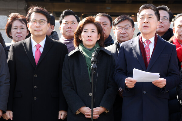 17일 서울 종로구 헌법재판소 앞에서 국민의힘 윤상현, 나경원, 김기현 의원을 비롯한 여당 의원들이 윤석열 대통령 최소한 방어권 보장 촉구 및 불공정성 규탄과 관련해 헌법재판소 사무처장을 면담하기 전 기자회견을 하고 있다. 2025.2.17 [공동취재]  연합뉴스